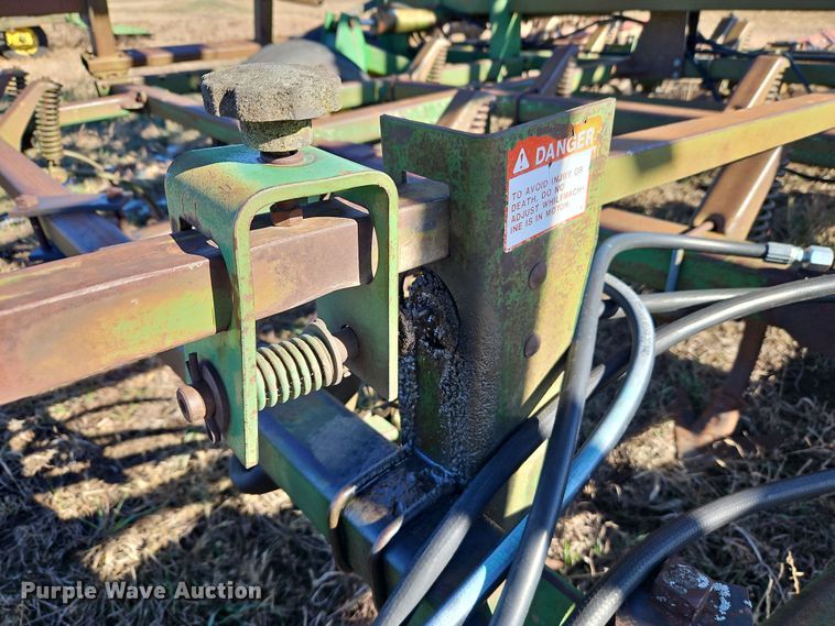 image for item LB9633 John Deere 960  field cultivator