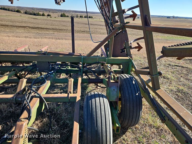 image for item LB9633 John Deere 960  field cultivator