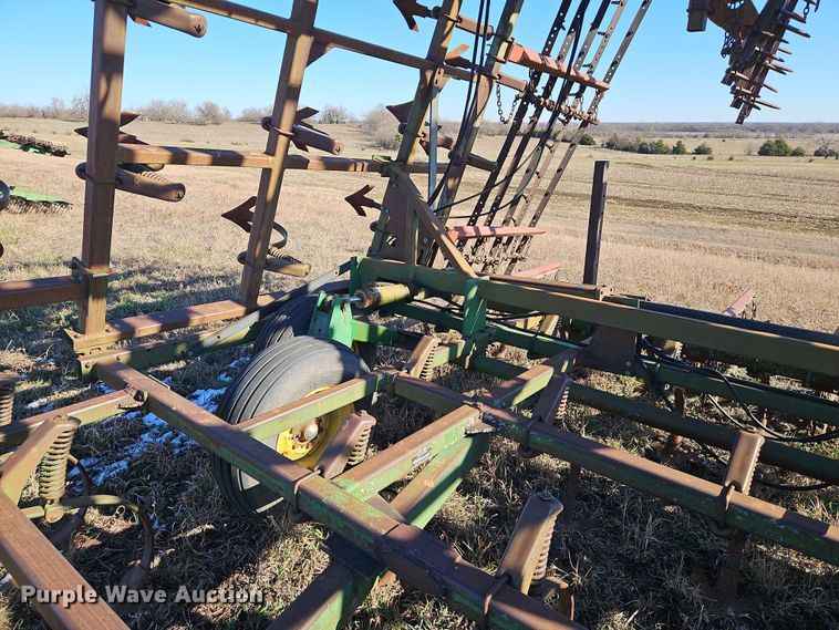 image for item LB9633 John Deere 960  field cultivator