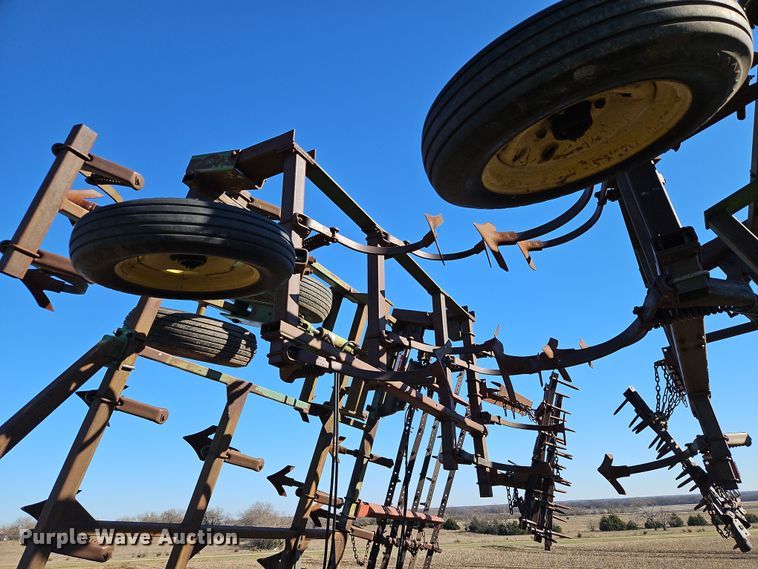 image for item LB9633 John Deere 960  field cultivator