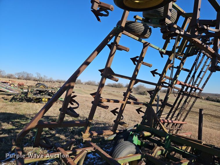 image for item LB9633 John Deere 960  field cultivator