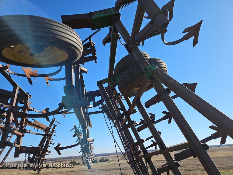 image for item LB9633 John Deere 960  field cultivator