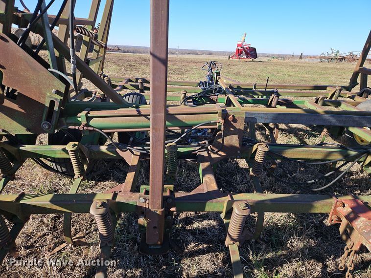 image for item LB9633 John Deere 960  field cultivator