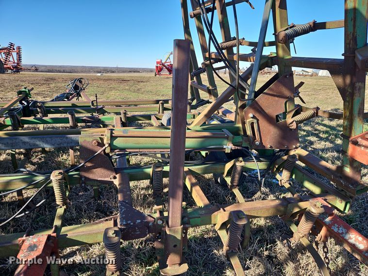 image for item LB9633 John Deere 960  field cultivator