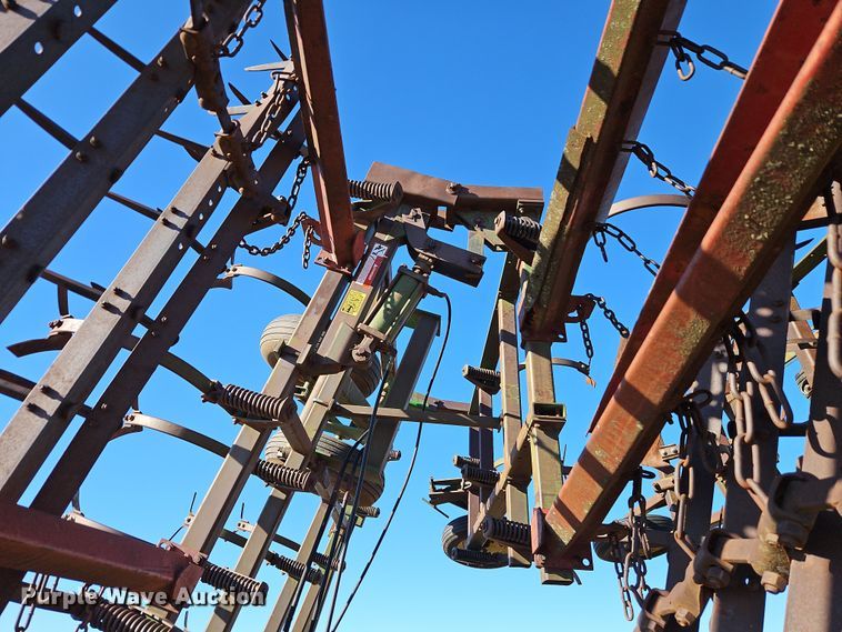 image for item LB9633 John Deere 960  field cultivator