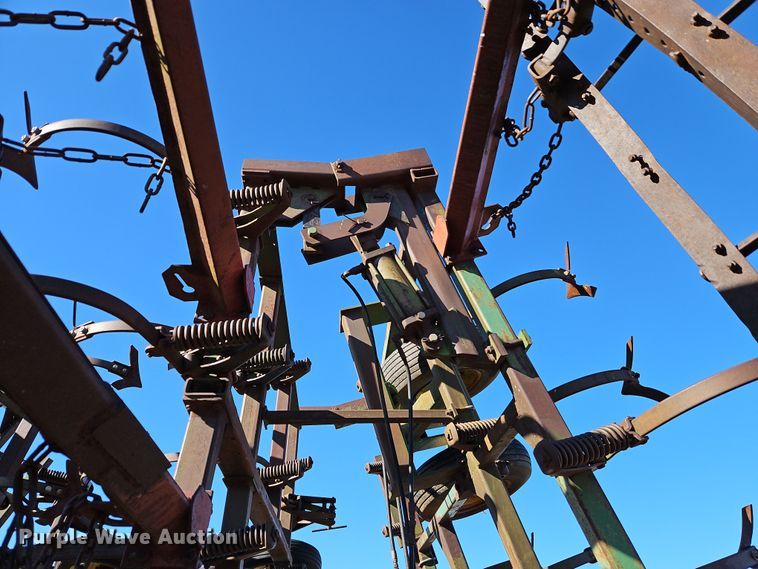 image for item LB9633 John Deere 960  field cultivator