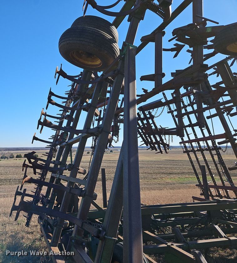 image for item LB9633 John Deere 960  field cultivator