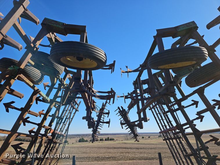 image for item LB9633 John Deere 960  field cultivator