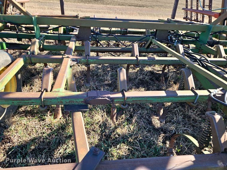 image for item LB9633 John Deere 960  field cultivator