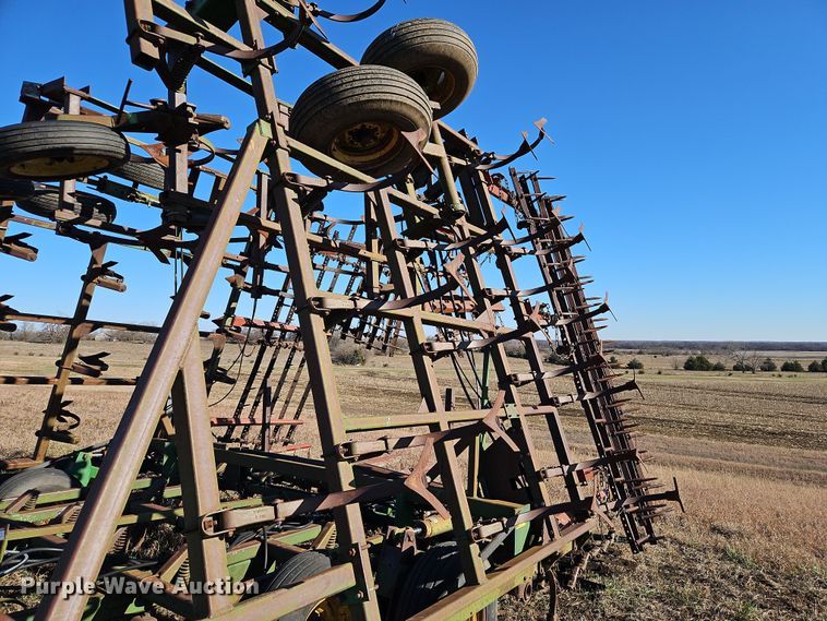 image for item LB9633 John Deere 960  field cultivator