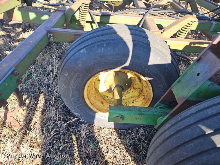 image for item LB9633 John Deere 960  field cultivator