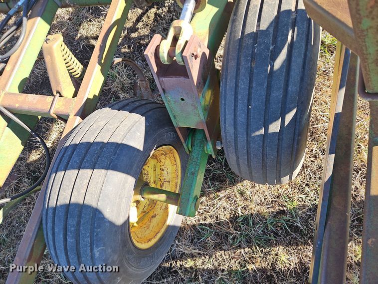 image for item LB9633 John Deere 960  field cultivator