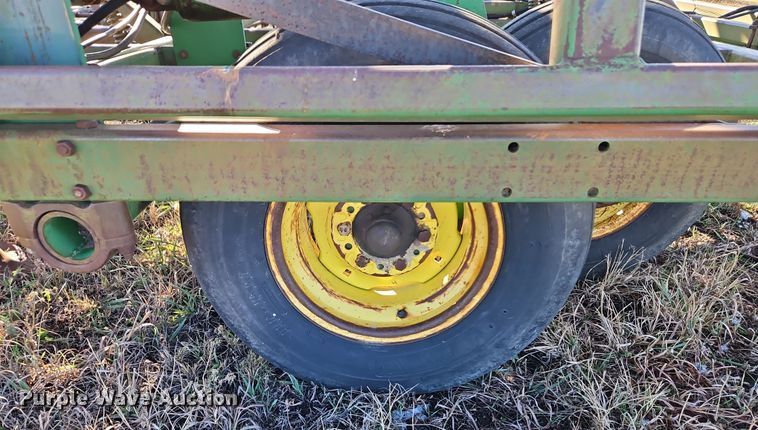 image for item LB9633 John Deere 960  field cultivator