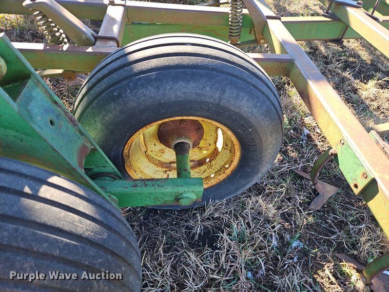 image for item LB9633 John Deere 960  field cultivator