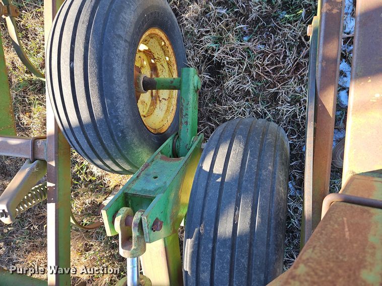 image for item LB9633 John Deere 960  field cultivator