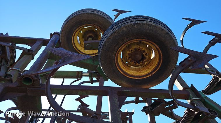 image for item LB9633 John Deere 960  field cultivator