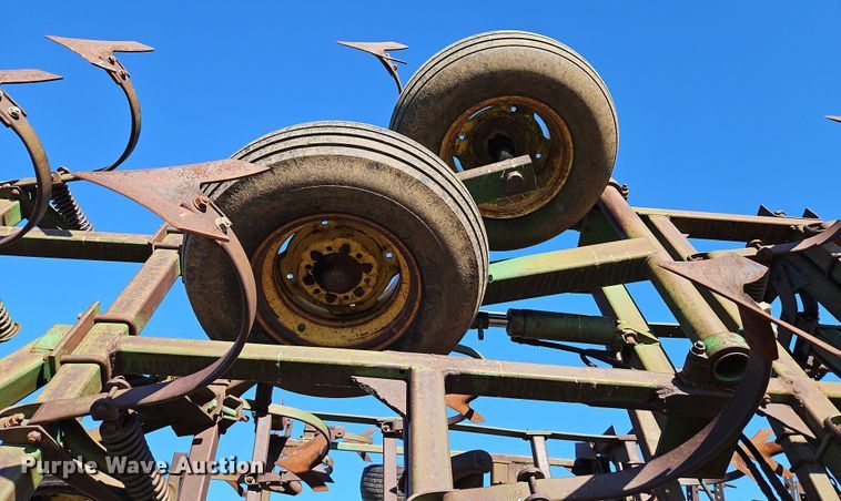 image for item LB9633 John Deere 960  field cultivator