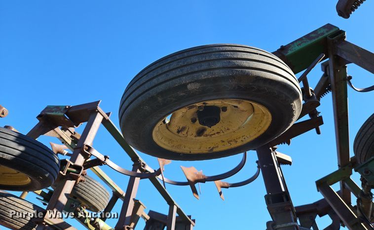 image for item LB9633 John Deere 960  field cultivator