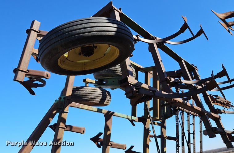 image for item LB9633 John Deere 960  field cultivator