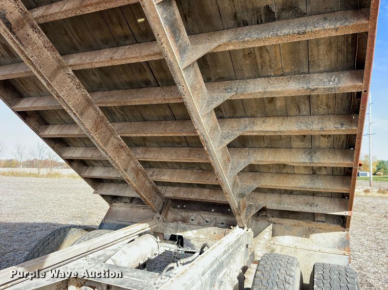 image for item LD9834 1987 Ford FT8000  grain truck