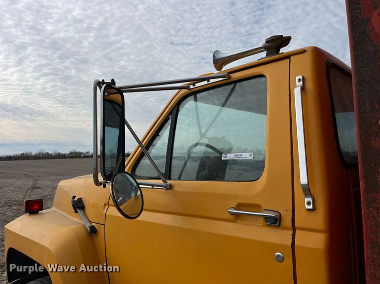 image for item LD9834 1987 Ford FT8000  grain truck