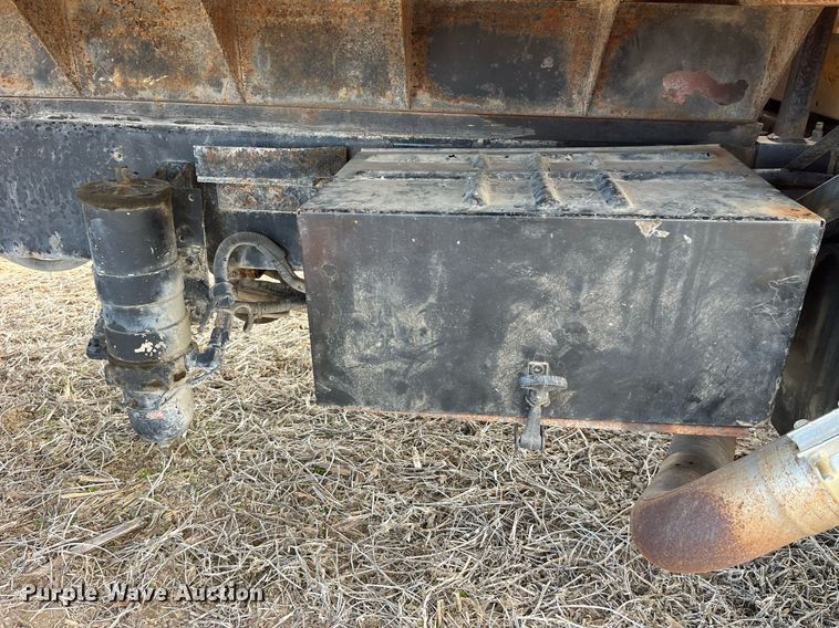 image for item LD9834 1987 Ford FT8000  grain truck