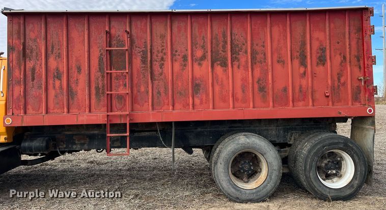 image for item LD9834 1987 Ford FT8000  grain truck