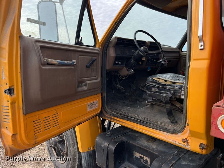 image for item LD9834 1987 Ford FT8000  grain truck