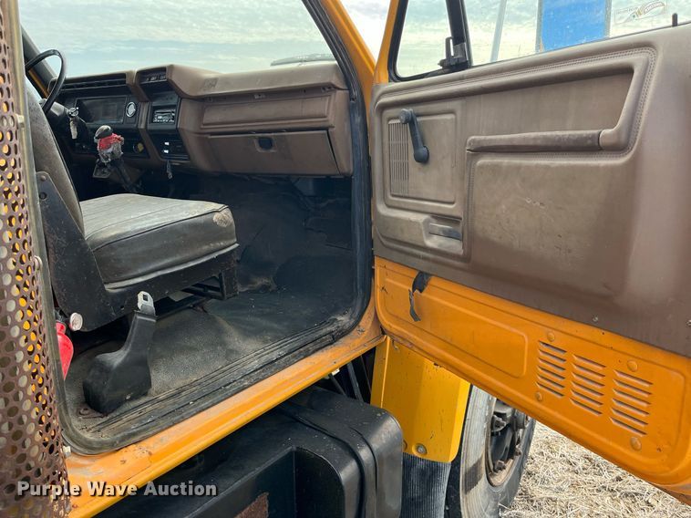 image for item LD9834 1987 Ford FT8000  grain truck