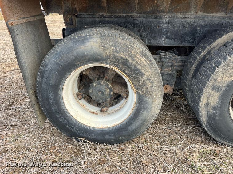 image for item LD9834 1987 Ford FT8000  grain truck