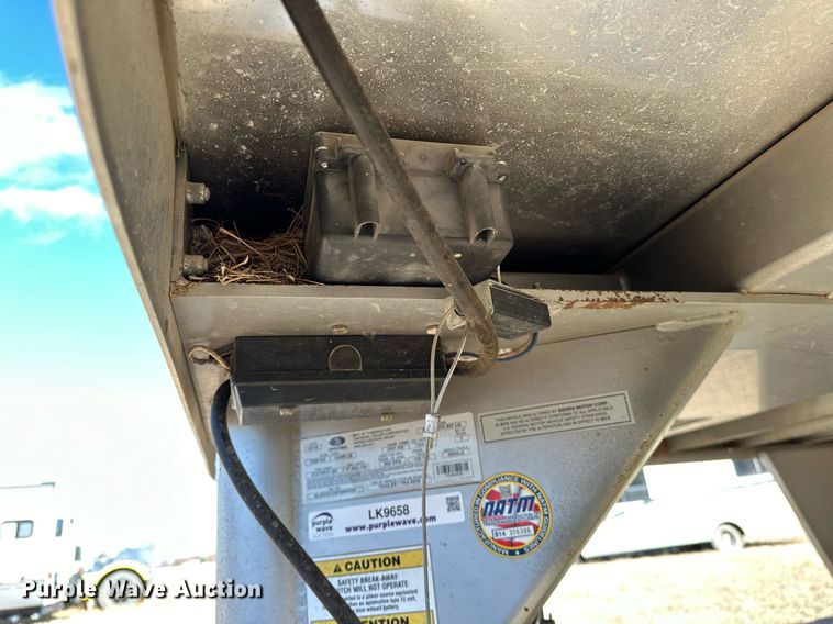 image for item LK9658 2015 Exiss STC837LQ  horse trailer