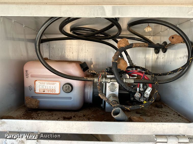 image for item LK9658 2015 Exiss STC837LQ  horse trailer