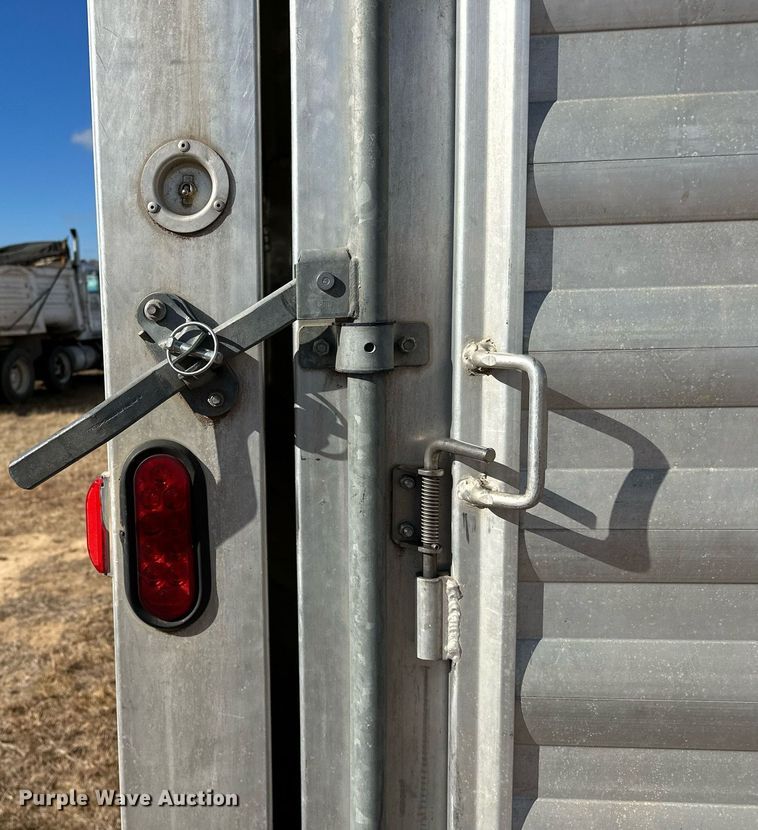 image for item LK9658 2015 Exiss STC837LQ  horse trailer