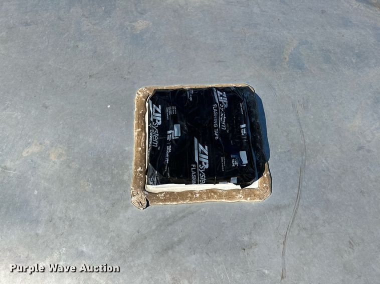 image for item LK9658 2015 Exiss STC837LQ  horse trailer