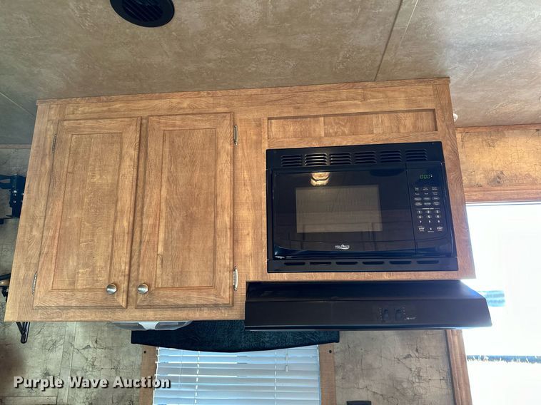 image for item LK9658 2015 Exiss STC837LQ  horse trailer