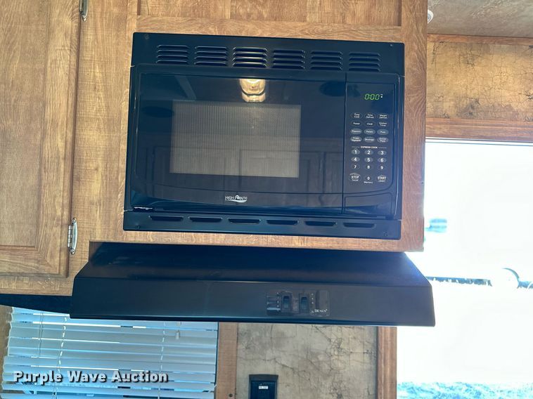 image for item LK9658 2015 Exiss STC837LQ  horse trailer