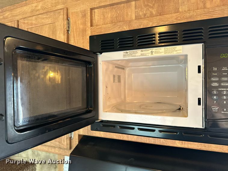 image for item LK9658 2015 Exiss STC837LQ  horse trailer