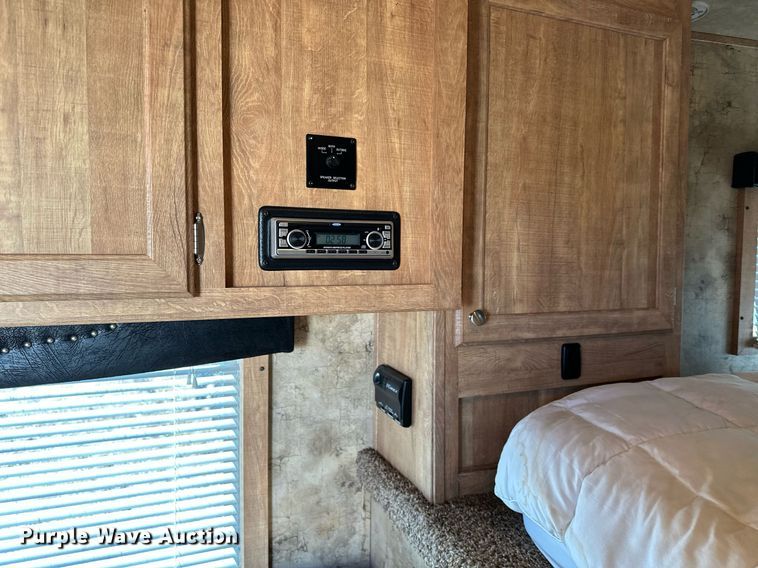 image for item LK9658 2015 Exiss STC837LQ  horse trailer