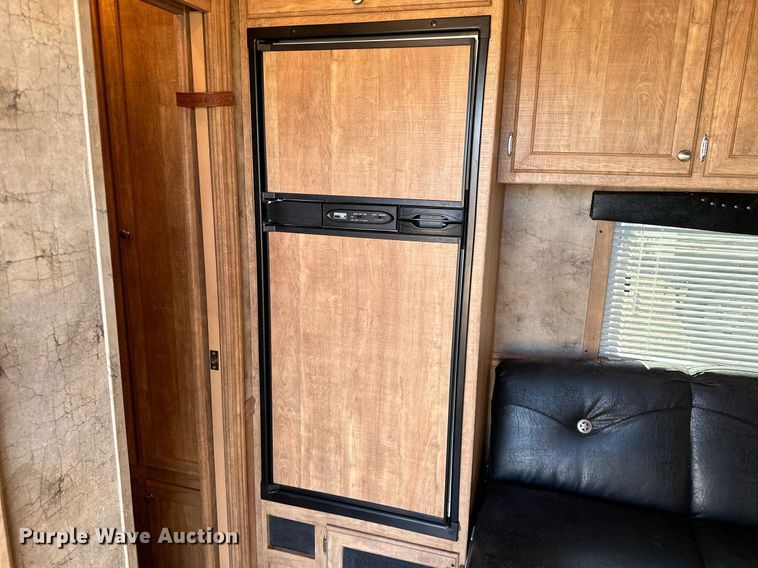 image for item LK9658 2015 Exiss STC837LQ  horse trailer