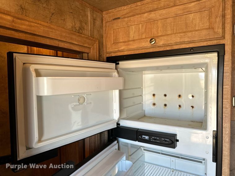 image for item LK9658 2015 Exiss STC837LQ  horse trailer