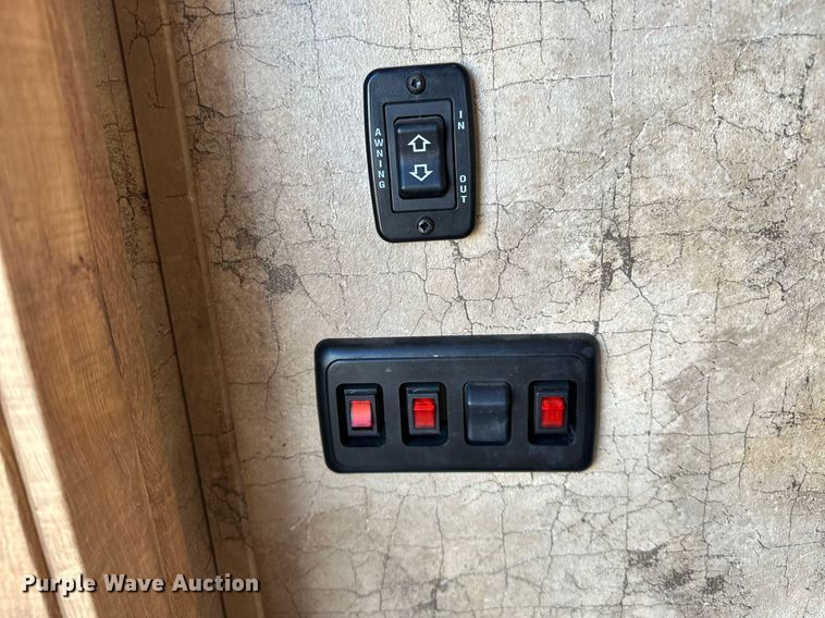 image for item LK9658 2015 Exiss STC837LQ  horse trailer