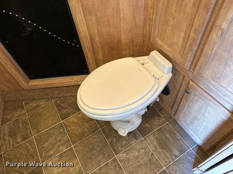 image for item LK9658 2015 Exiss STC837LQ  horse trailer