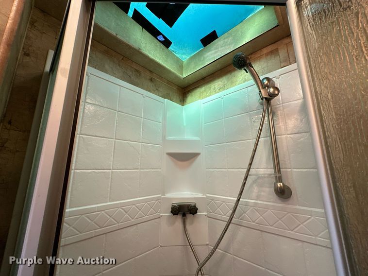 image for item LK9658 2015 Exiss STC837LQ  horse trailer