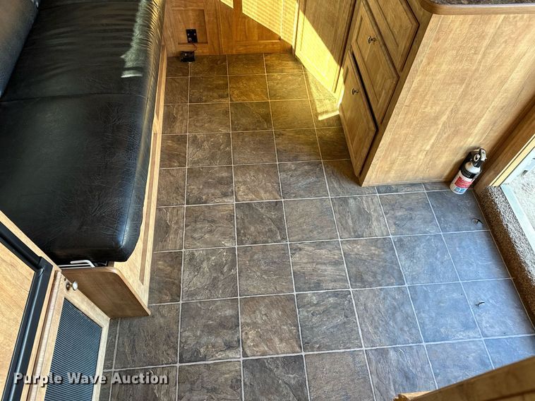 image for item LK9658 2015 Exiss STC837LQ  horse trailer