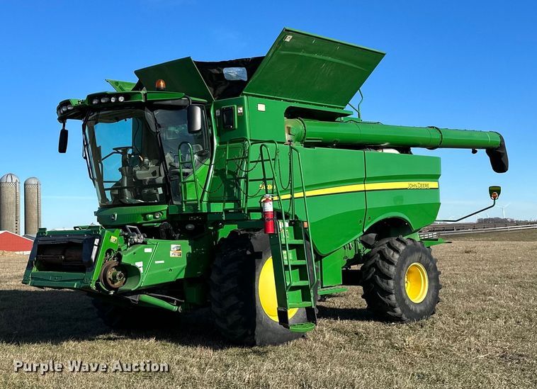 image for item LO9384 2013 John Deere S680S STS  combine