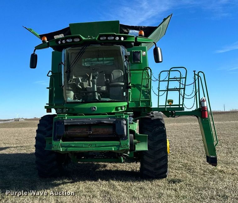 image for item LO9384 2013 John Deere S680S STS  combine