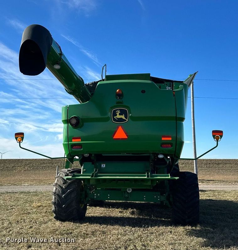 image for item LO9384 2013 John Deere S680S STS  combine