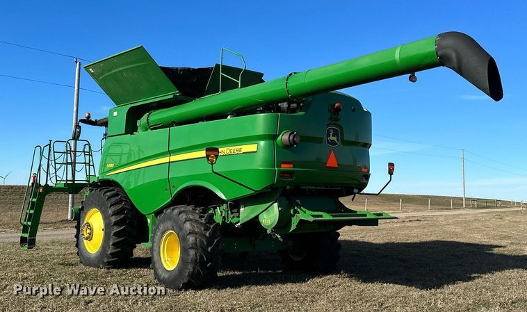 image for item LO9384 2013 John Deere S680S STS  combine