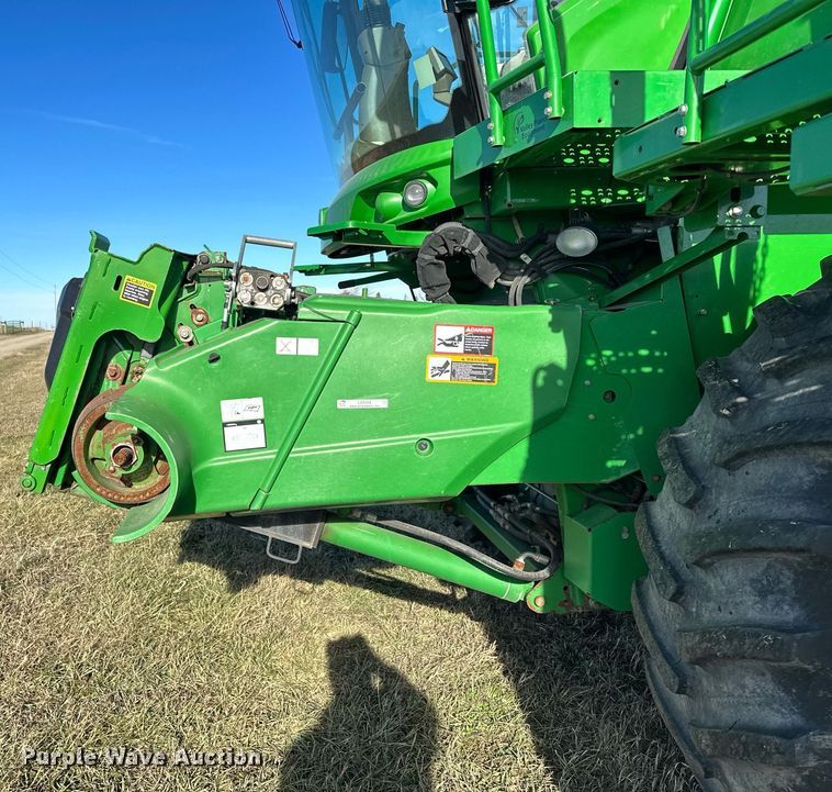 image for item LO9384 2013 John Deere S680S STS  combine
