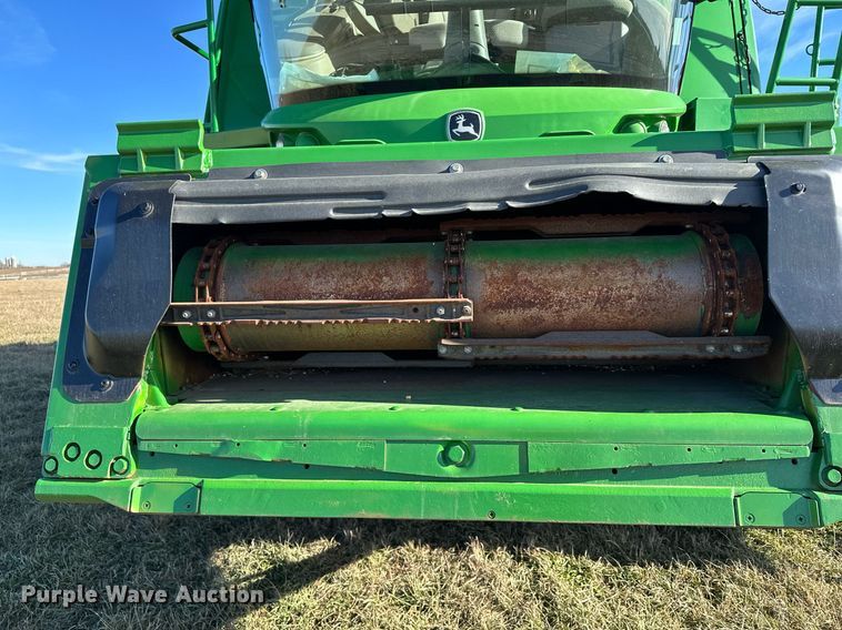 image for item LO9384 2013 John Deere S680S STS  combine